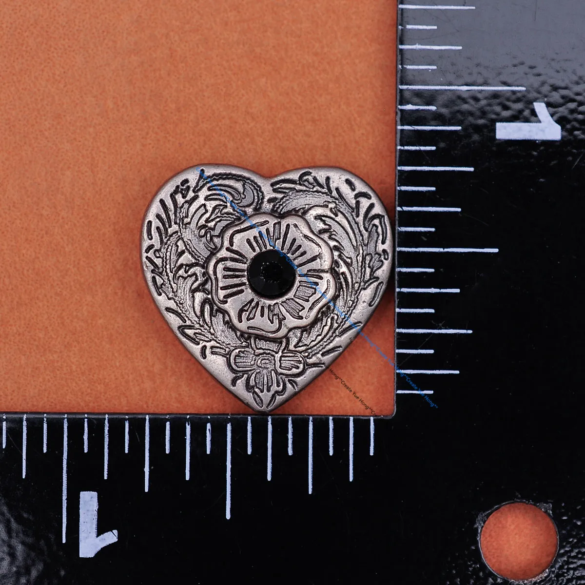 Sillín de caballo occidental, cabeza de corazón, flor, diamantes de imitación negros, artesanía de cuero, bestia, cuello recto, Conchos de decoración