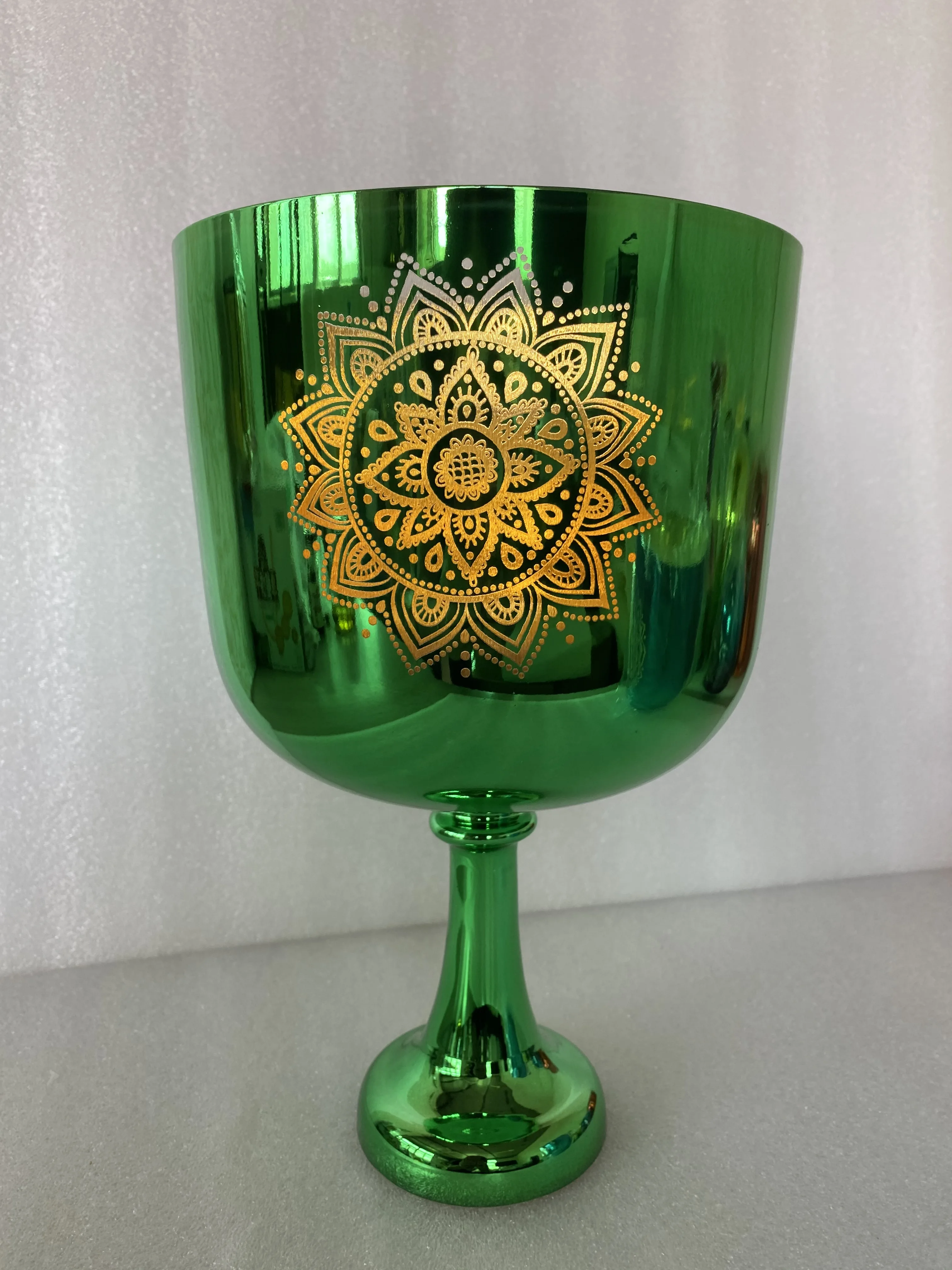 

3-й октавный титановый зеленый цвет "F" нота сердце чакра кристалл поющий халс 432 или 440 Гц для звуковой терапии около 7,5 дюймов