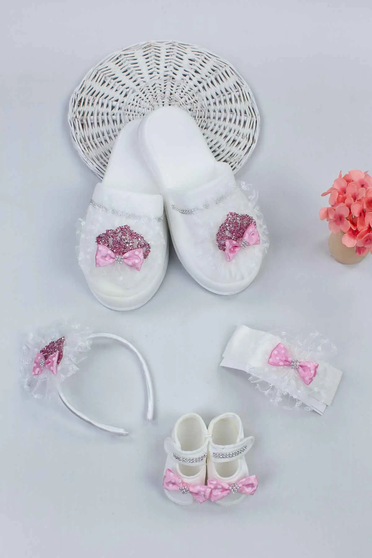 

Pink Mother Girls Babies Pregnant Gift Suits Mom 36-40 size slippers crown Girl Baby Booties Shoes 4 Pieces set Fashion clothing