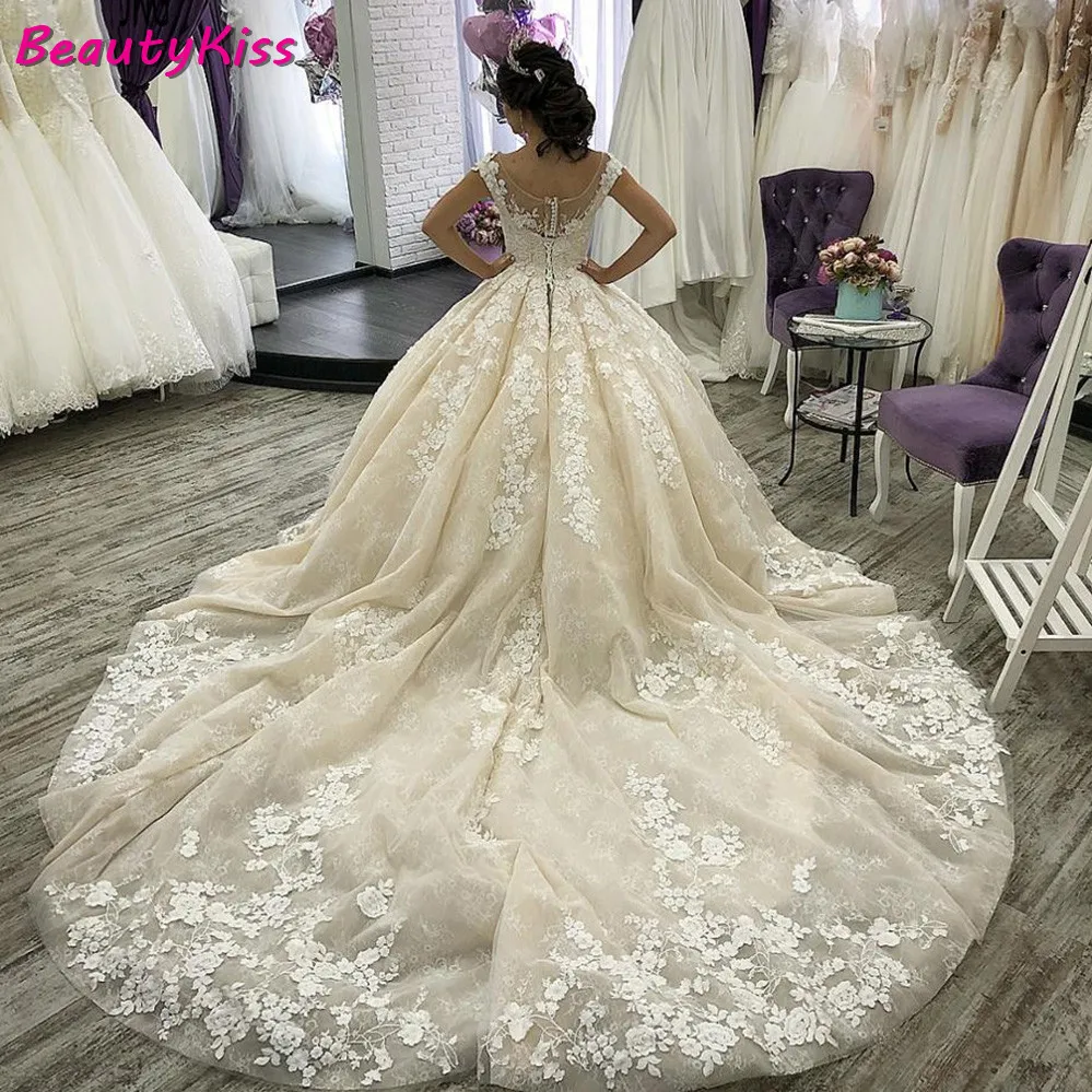 Robe de mariée en dentelle pour bal au Champagne, tenue princesse moelleuse, avec manches courtes et cape, avec lacet au dos