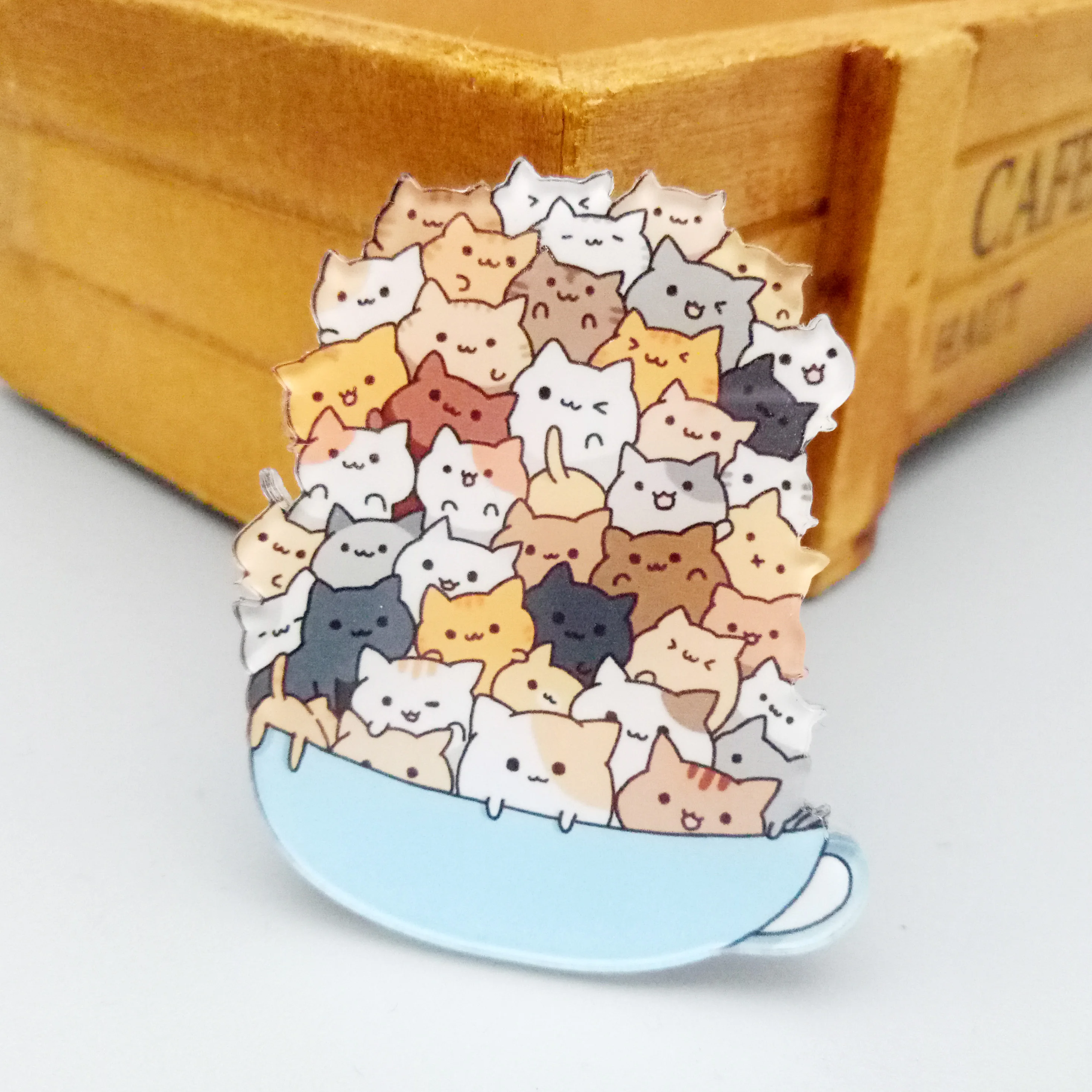 1 sztuk Cute Cartoon ułożone kot akrylowe broszka dla kobiet ubrania odznaka ikony na plecak broszki Pins zwierząt odznaki dla dzieci prezent dla