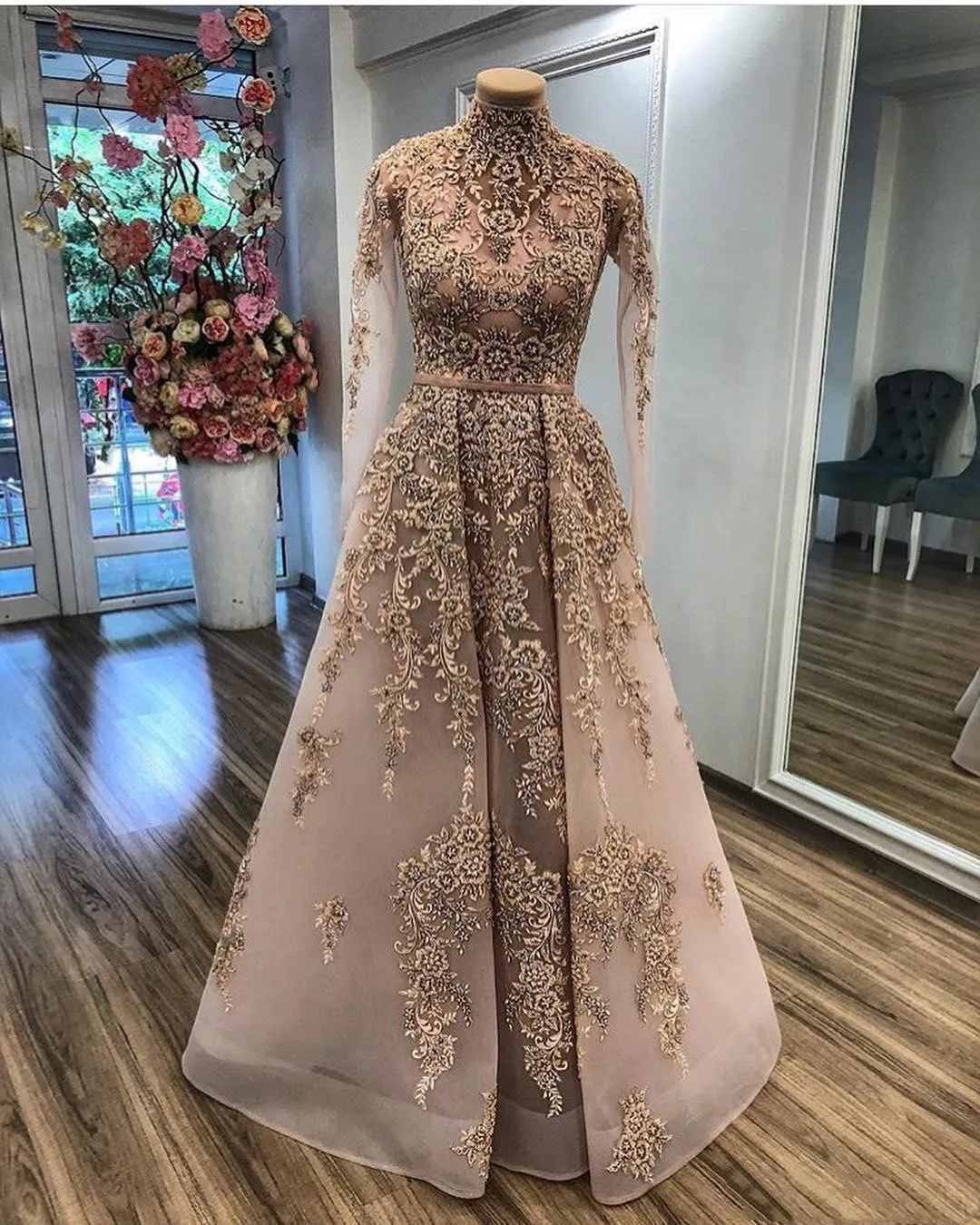 Vestido de noche de encaje dorado árabe de Dubái personalizado, moda Sexy con hombros descubiertos, vestidos de fiesta de cóctel con abertura lateral, vestidos de graduación