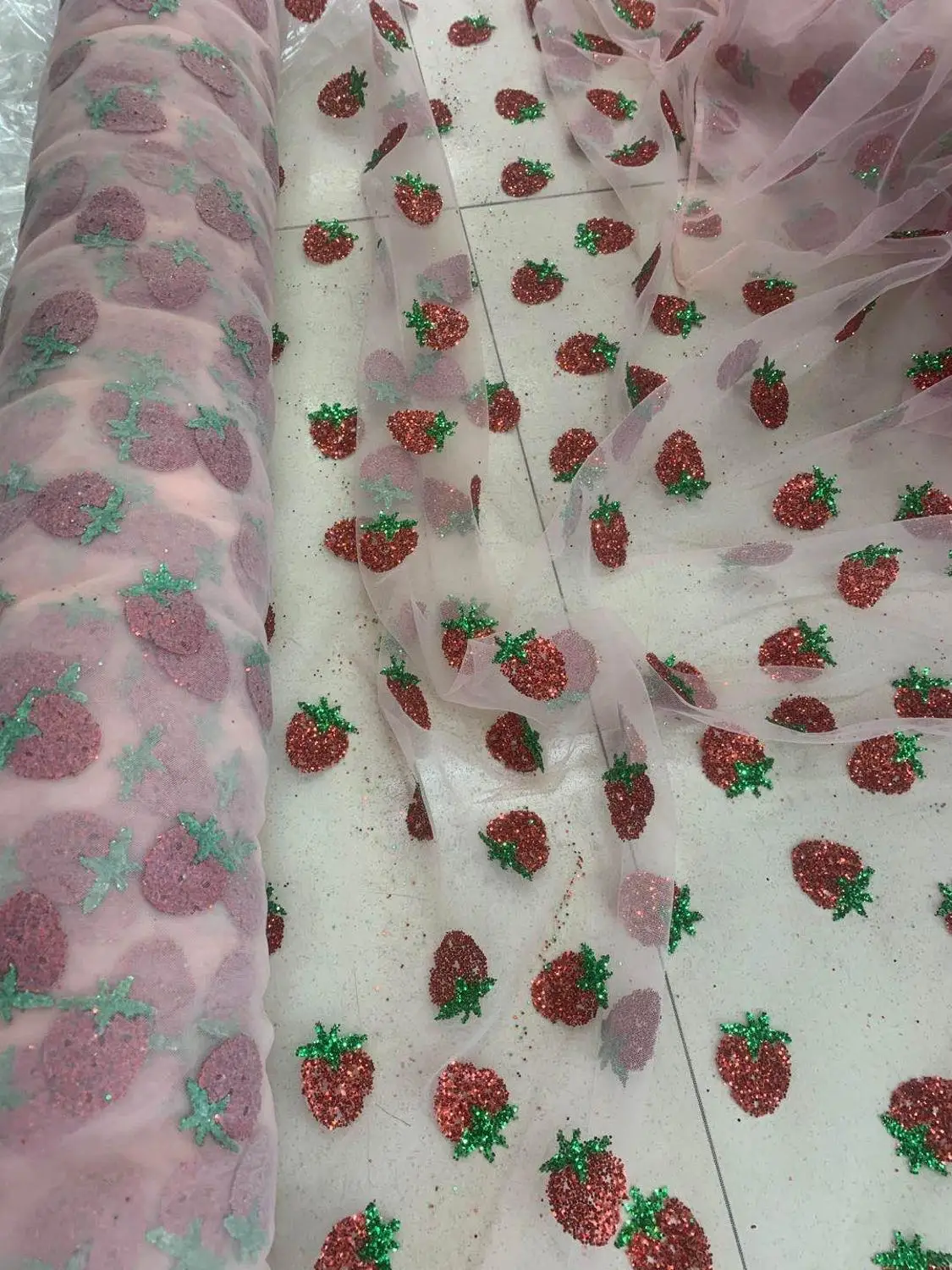 

stock 5yards/bag Red strawberry pattern fashion new flash powder craft fabric used in wedding dress design saw cut HL17#