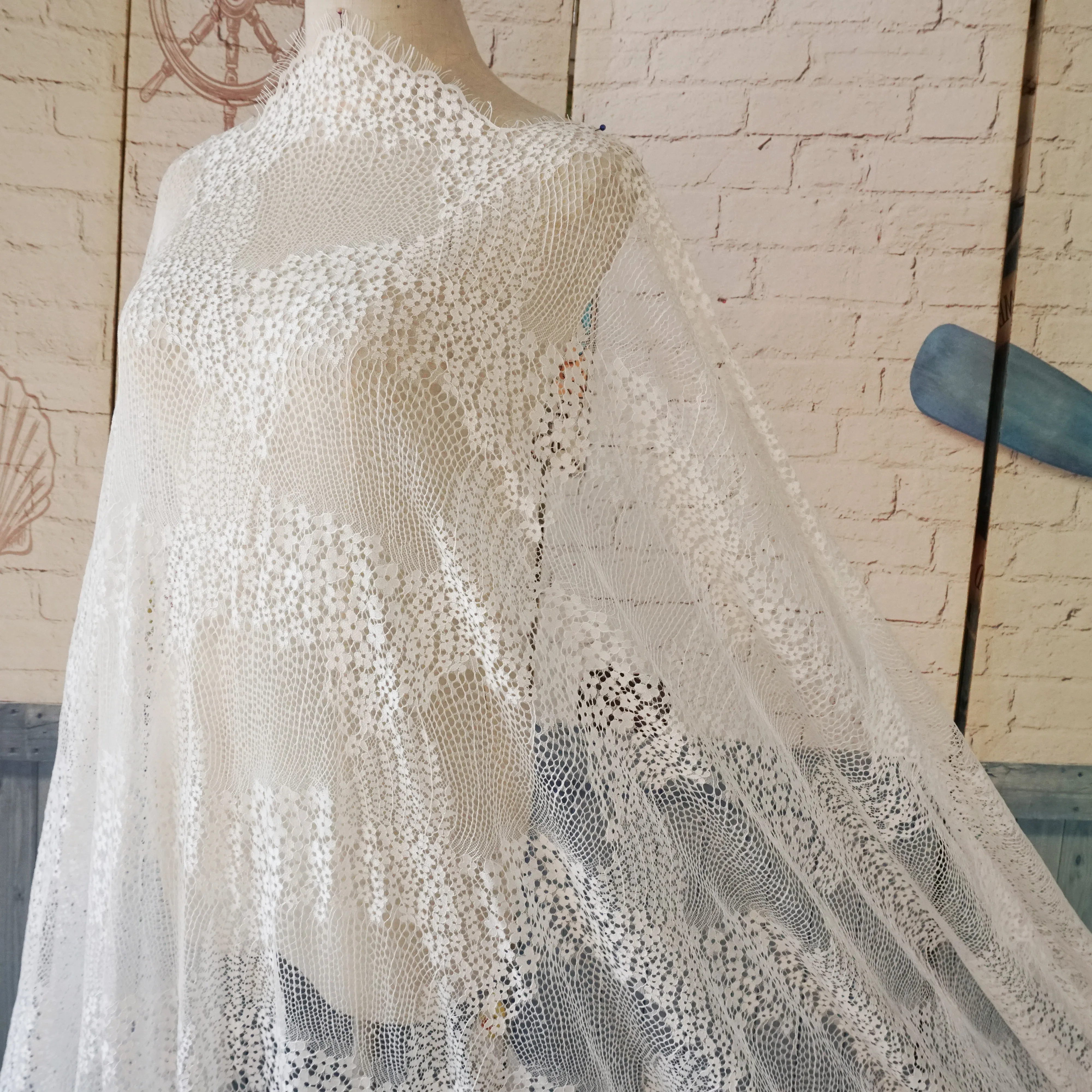 

Вселенные цветы невесты свадебные платья кружевная фабрика Новое поступление ресниц шантильи кружево 1,5*3 метра = 1 шт. высокое качество!