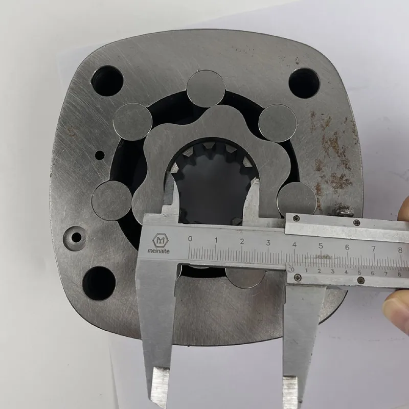 Voor graafmachine accessoires Bobcat MX331 334 337 roterende roterende motor rotor verticale as grote tand olieafscheider montage