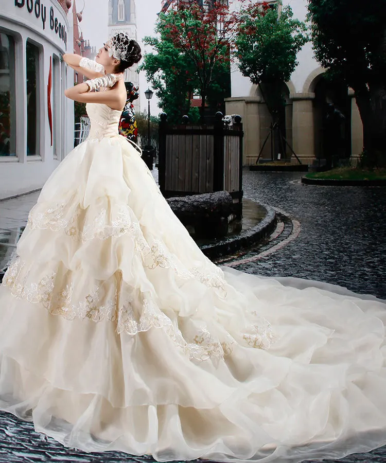 2016 luxurious Beaded Appliqued Tiered Taffeta Wedding Dress Vintage Strapless Ball Gown Ruffled Royal Train Wedding Dress