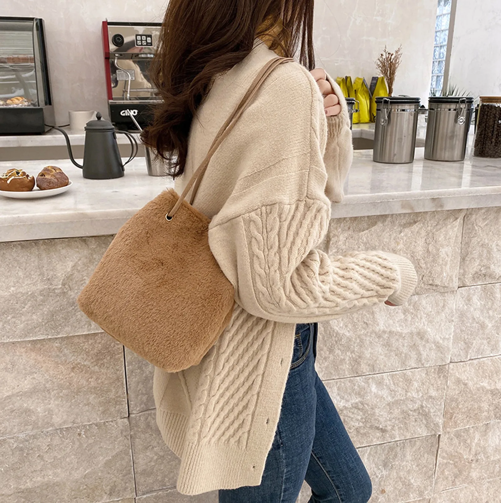 

2022 New Women Casual Handbag Solid Color Plush Drawstring Bucket Crossbody Bags Ladies Vintage Underarm Bag Tote