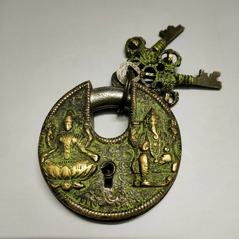 Elaborate Chinese old Buddhism Round bronze figure of Buddha lock with two keys