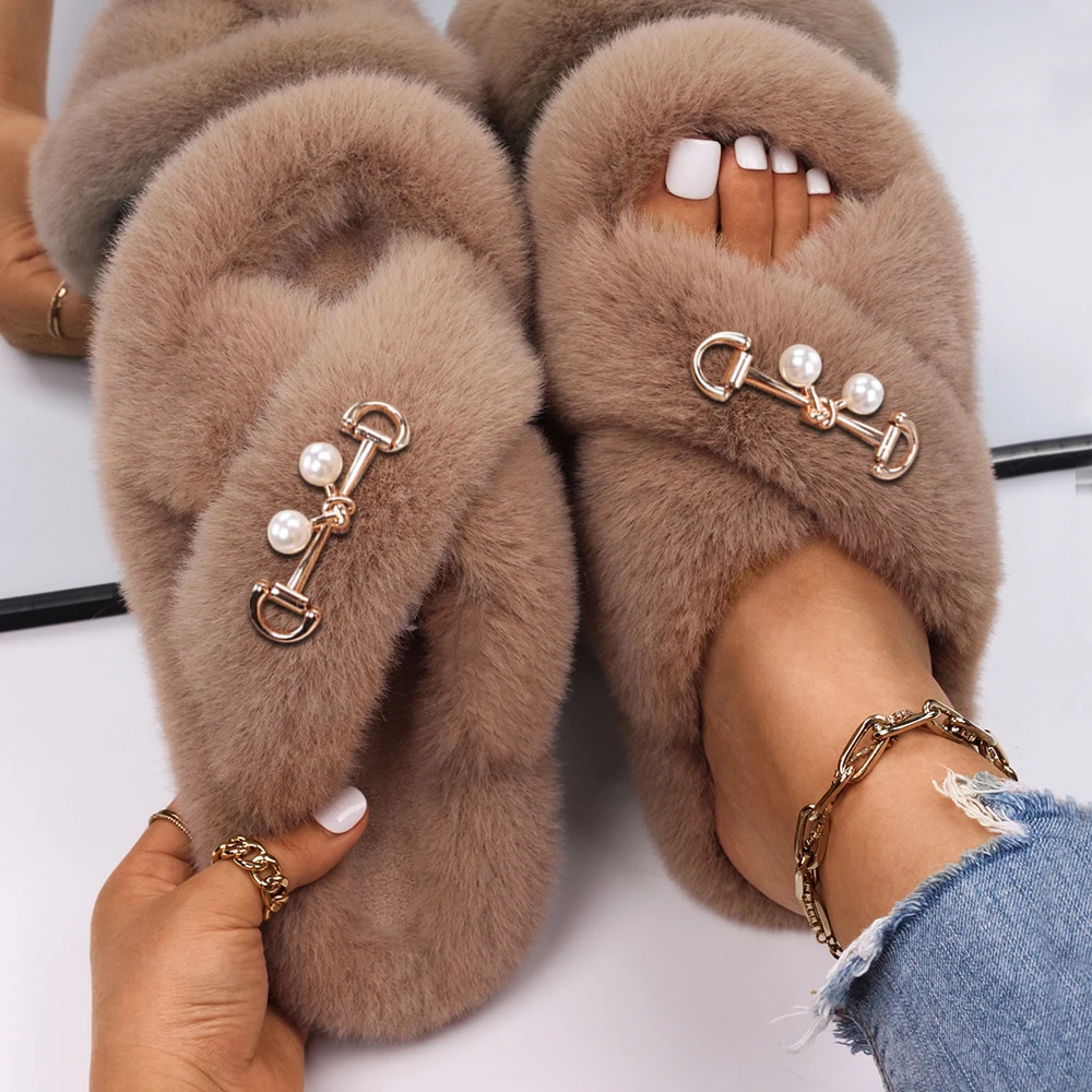 Fluffy Slippers Women Outdoor Pearl Decor Bedroom Sandals Flats Furry Slides Platform Home Slippers Luxury Designer Winter Shoes