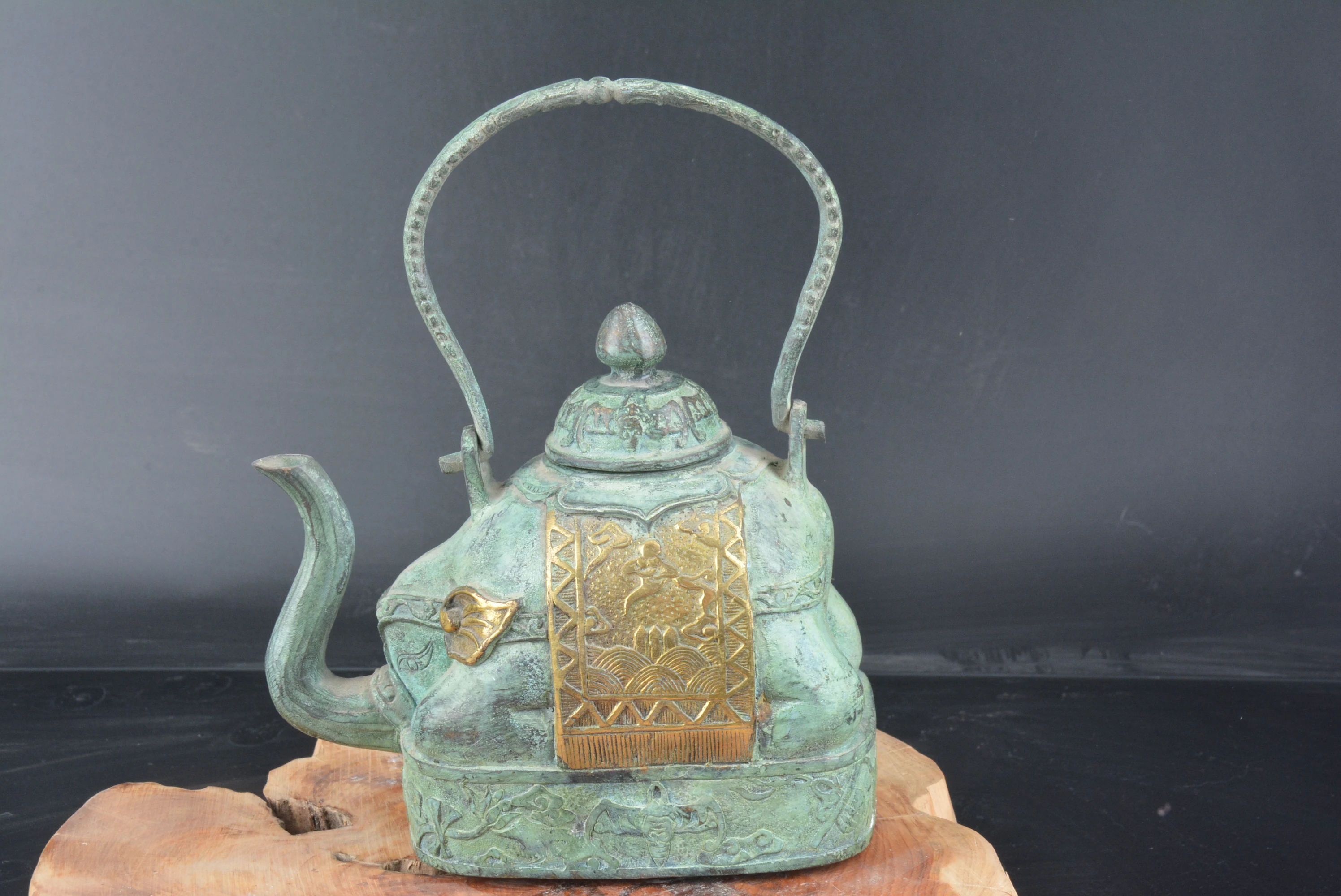Collection Qing Dyansty Gilt bronze elephant teapot