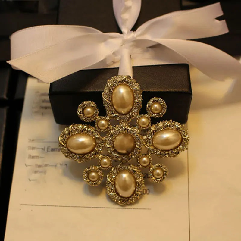 

Luxury Famous Retro Antique Cross Pearl Brooch Female Corsage Accessories Brooches Corsage pin For Woman