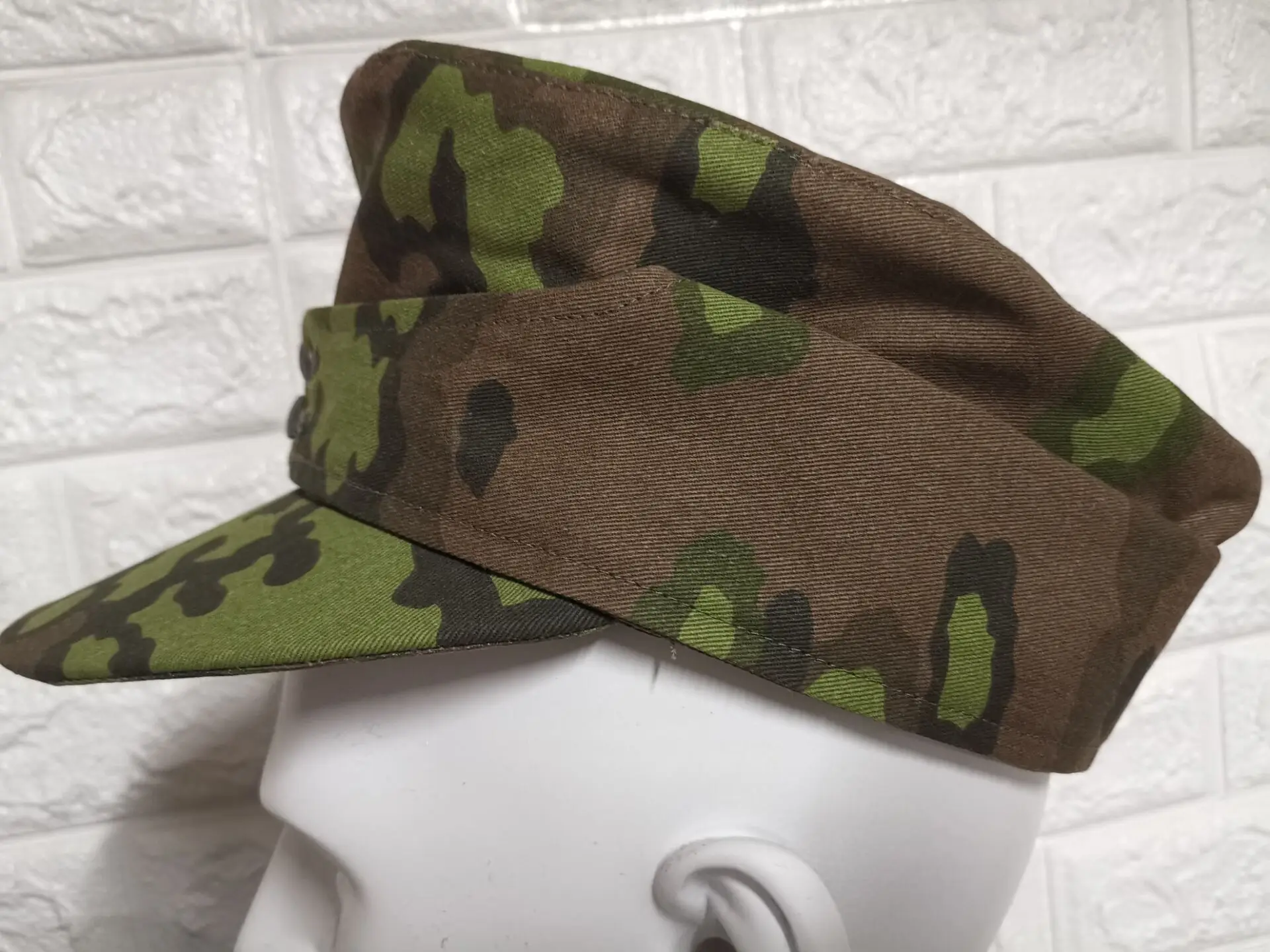 WW2 E.M.D German  .M43  hat .  Camouflage