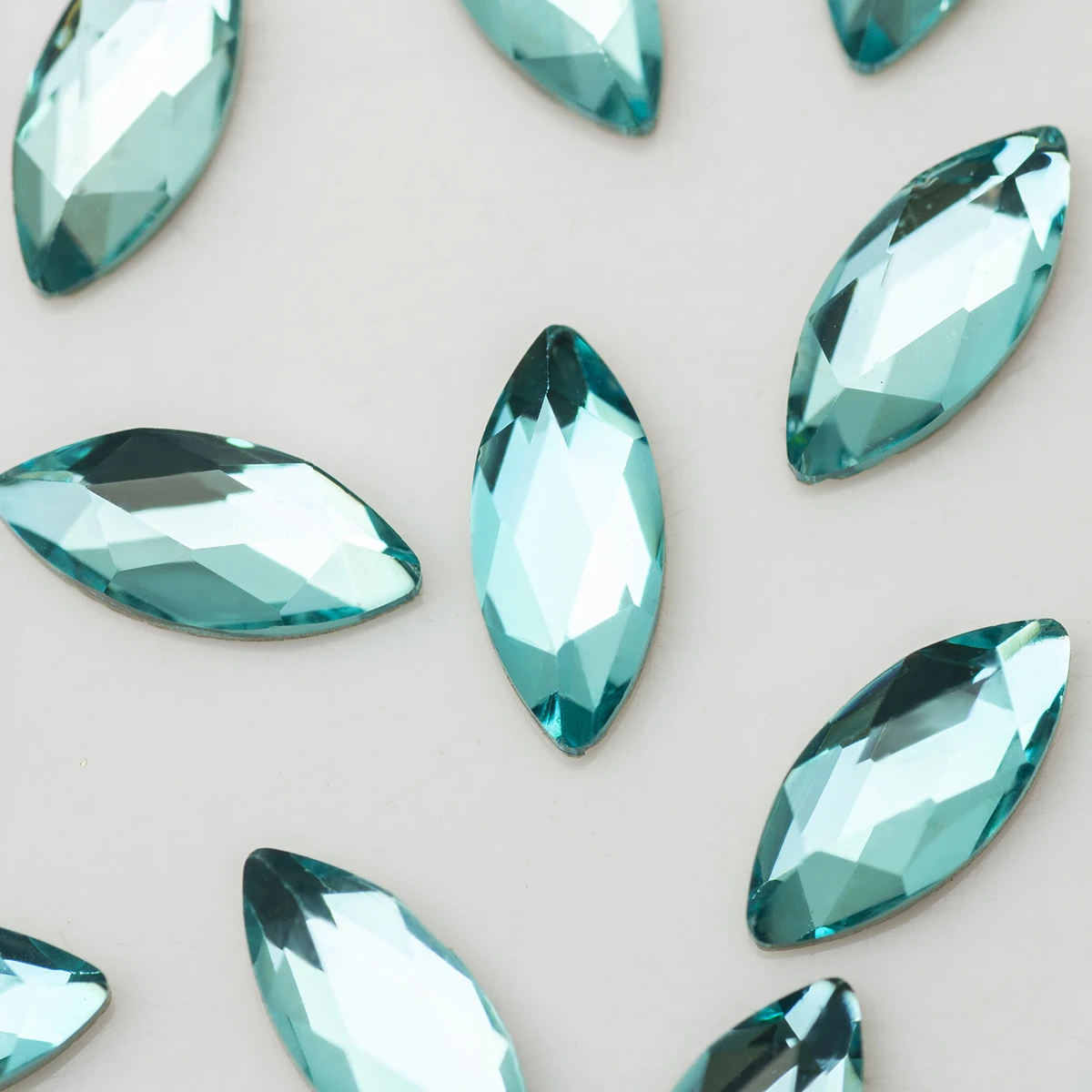 100 Stück Bunte 3,5x8mm Navette Non-Hot-Fix Strasssteine aus Kristallglas für Nagelkunst, Kleidung und Basteldekorationen – Detail 4