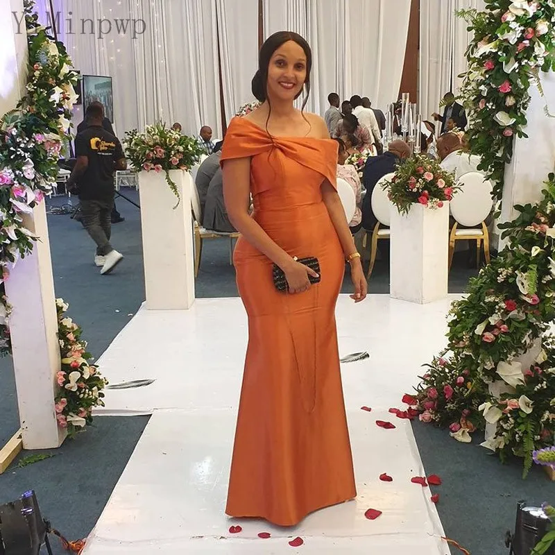 Elegante Orange Afrikanische Meerjungfrau Brautjungfer Kleider Schwarz Frauen Hochzeit Gast Party Kleider Eine Schulter Bodenlangen Bogen