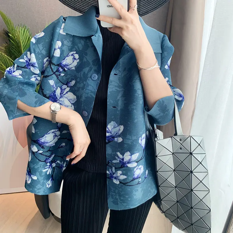 

Women BlousecPleated Jacket Women Fall 2023 New Fashion Lapel Single-breasted Printed Cardigan Loose Large Size All-match Blouse