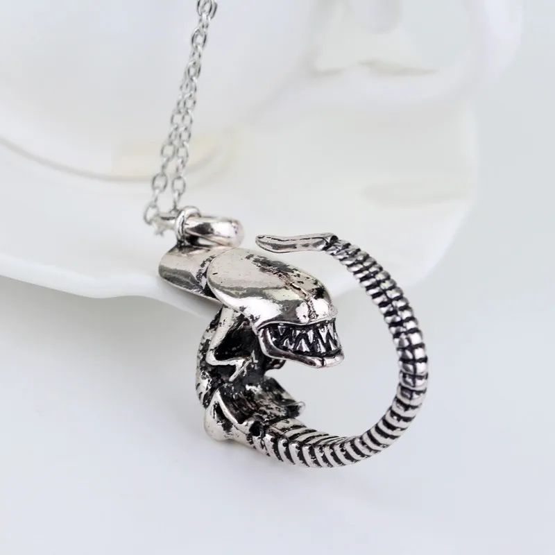 Movie Alien Necklace Predator AVP Alien Queen Pendant Vintage Goth Horror Necklace For Men Fashion Jewelry Accessories