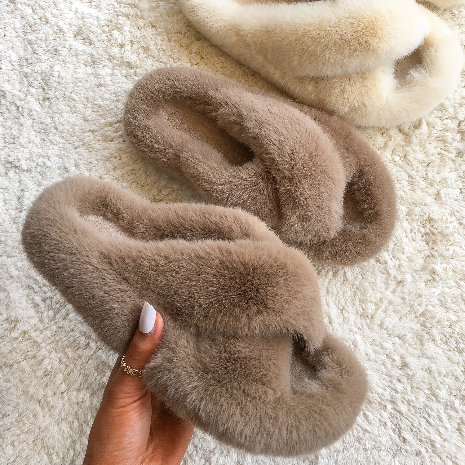 Women Furry Fur Slippers Soft Faux Fur Slides Ladies Plush House Slippers Cross Strap Open Toe Flat Sandals Fluffy Warm Shoes