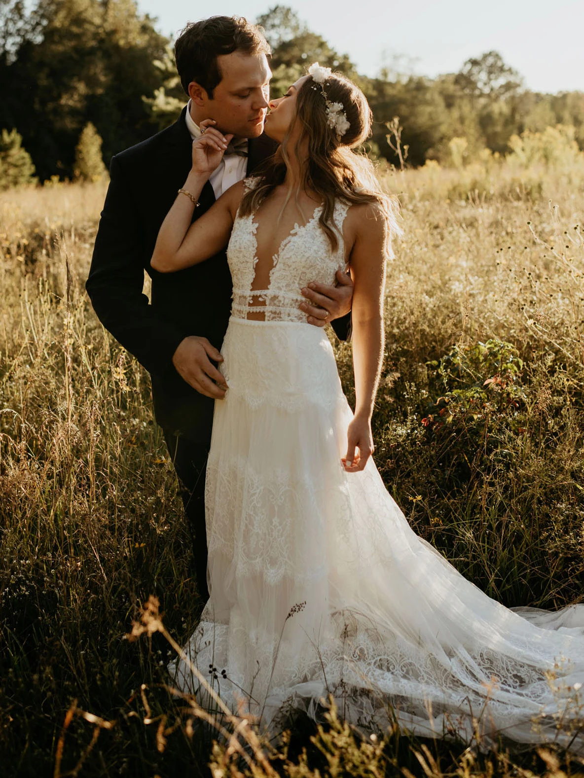 Baixo decote em v boho praia appliqued vestido de noiva feito sob encomenda do laço sobreposição elopement fotografia sem costas destino vestido de casamento