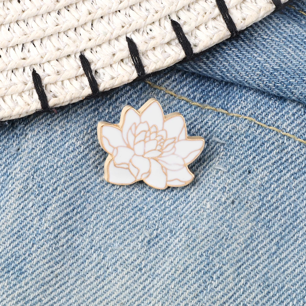 Broches de alfiler esmaltados con flor de loto blanco, camisas vaqueras, alfileres de solapa, insignia de botón para mochila de Metal, joyería de moda de dibujos animados para mujer y niña