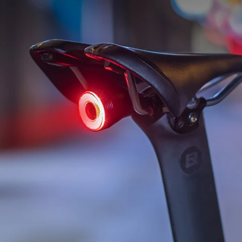 Imagen 2 del producto ROCKBROS-luz trasera inteligente para bicicleta, sensor de freno automático IPX6, resistente al agua, LED, carga USB, luz trasera de seguridad para bicicleta Q5