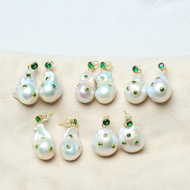 1 Pairs  Natural Cultured White Baroque Pearl Green Cz Stud Earrings