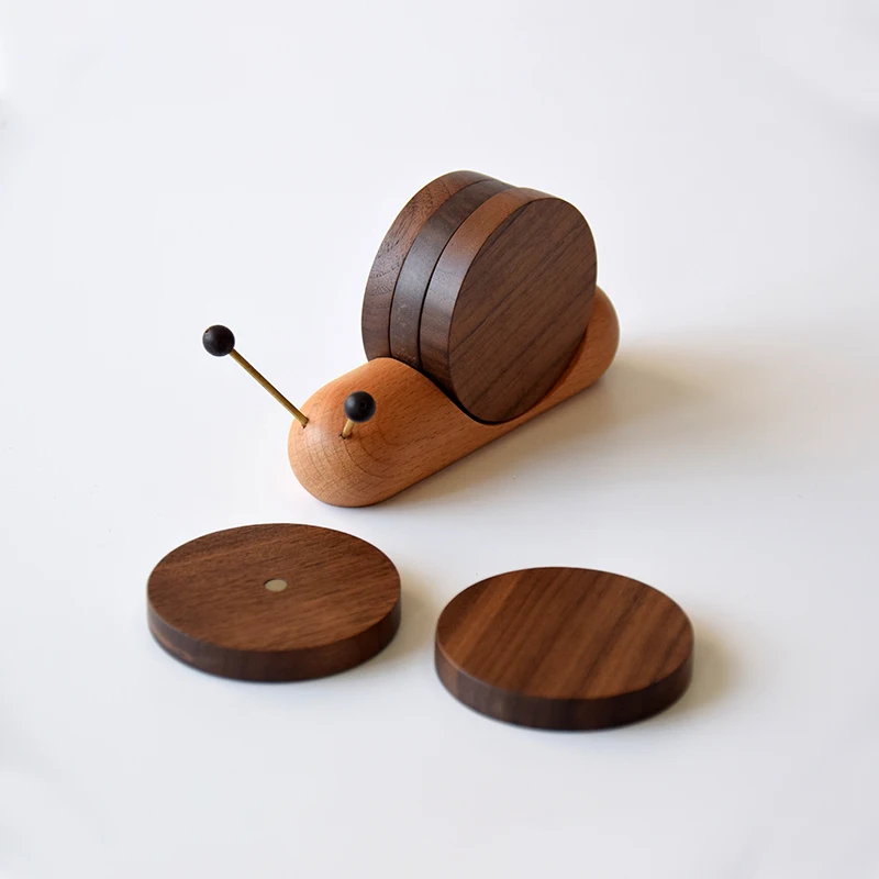 

Wooden Snail Coasters Cute Creative 4pcs Round Placemats with Magnet Home Desktop Decoration Tea Cup/Mug Coaster