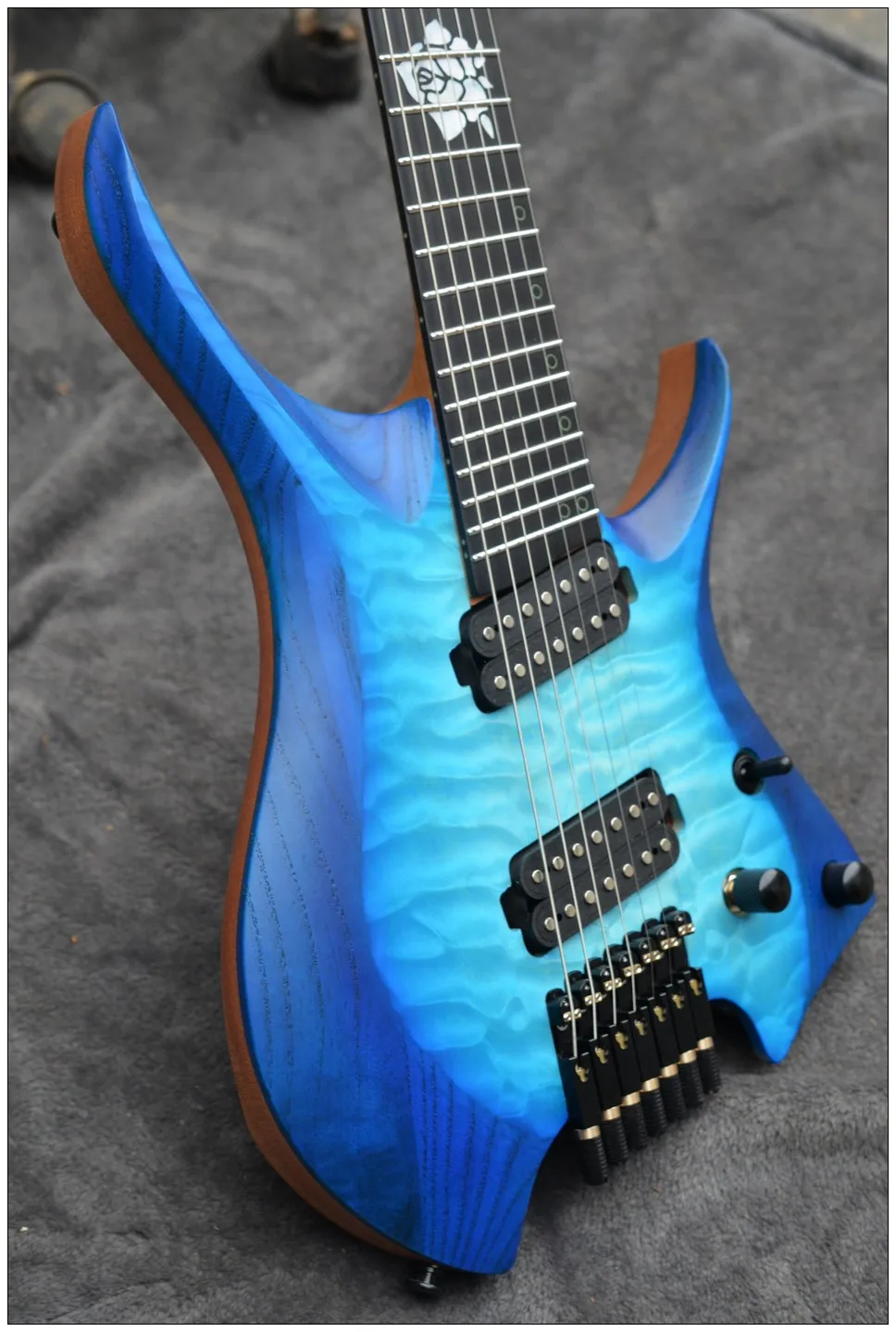 

2021New Fanned frets 7 Strings Headless Electric Guitar blue color 5-ply Roasted Maple Neck Ebony Fingerboard with inlay