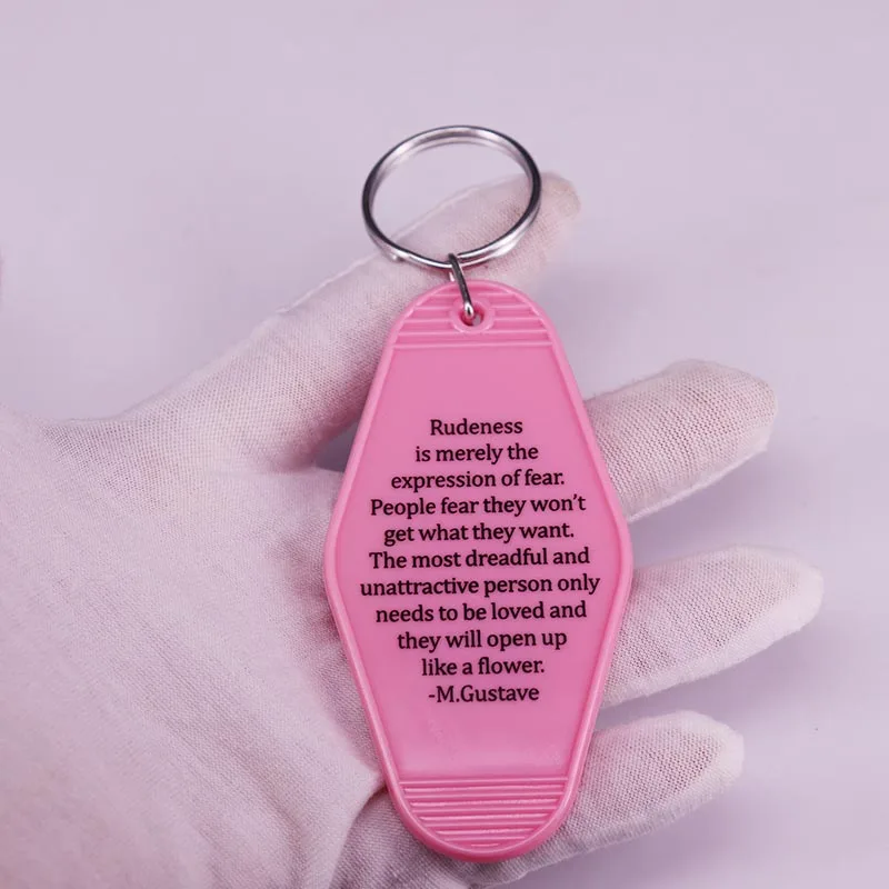 سلسلة مفاتيح الغرفة 142 من فيلم واي إس أندرسون جراند بودابست ، لون وردي وأخضر #6