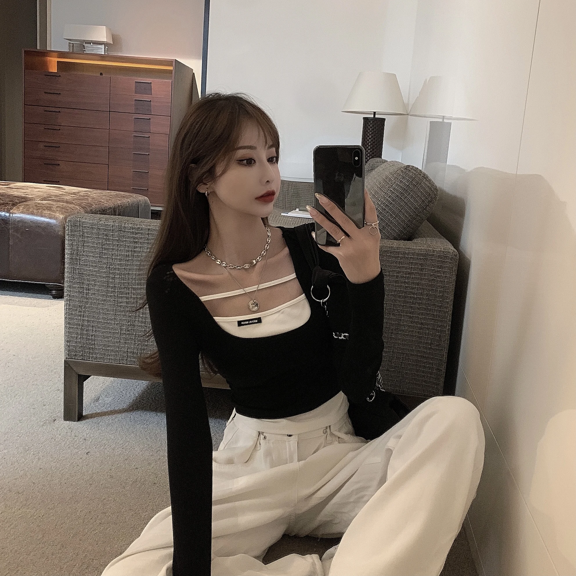 2022 Early Spring Women'S Long-Sleeved Hong Kong-Style T-Shirt Black And White Stitching Fake Two Pieces Of Slimming Thin Base