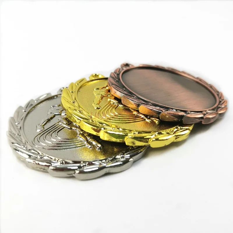 Trzy lekkoatletyczne bieganie maraton wyścigi medal klub triathlonowy szkoła fabryka aktywność medal sportowy 2021