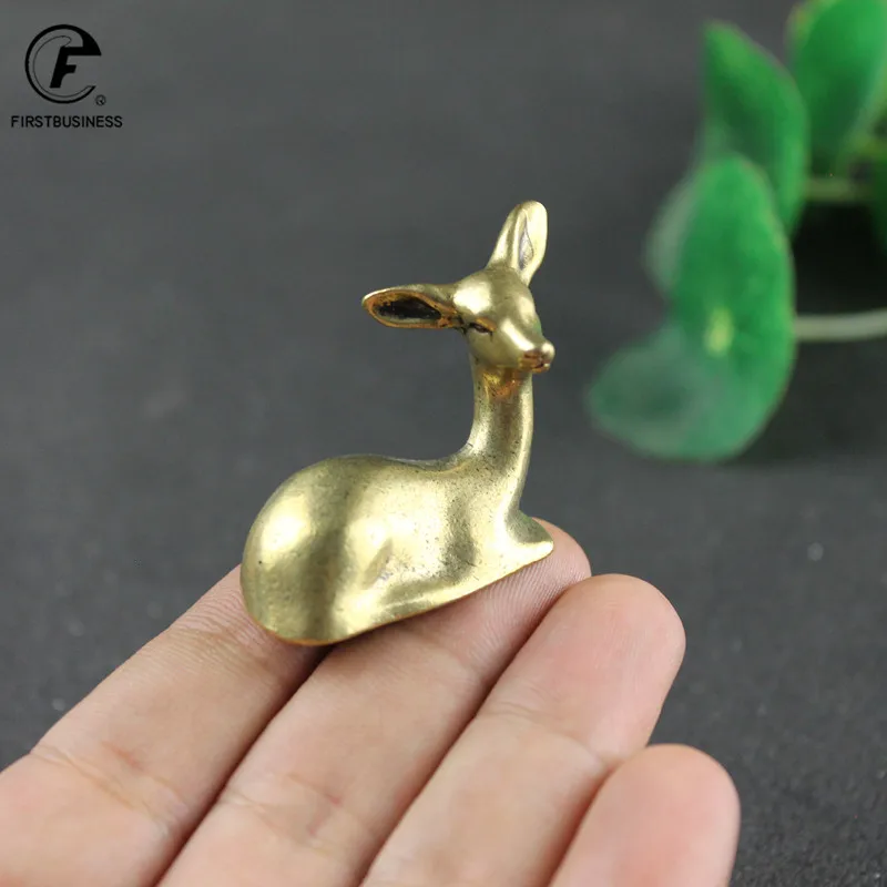 Miniature di figurine di cervo Sika sdraiato in rame puro piccolo ornamento da tavolo Vintage ottone Mini statua animale tè animale domestico