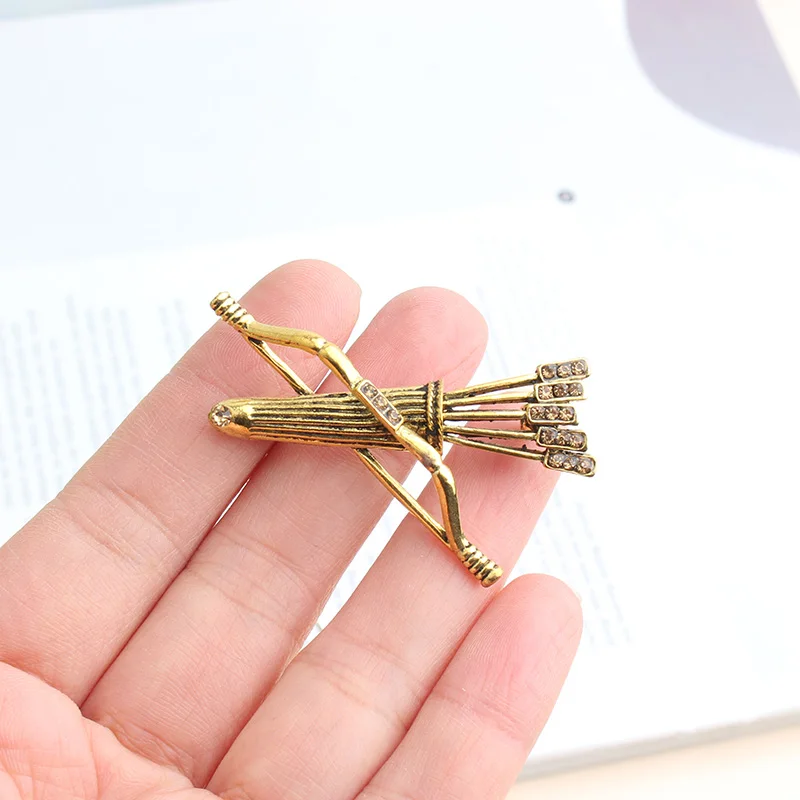 Pomlee Vintage Metal Bow and Arrows Brooches Crystal Clothes Suit Shirt Collar Lapel Pin Badge Jewelry Men Women Accessorise