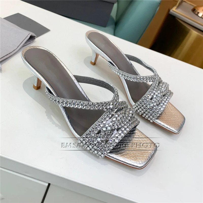 Sexy obcasy typu Kitten Slingbacks muły letnie dla dziewczynek kwadratowe z wystającym palcem diamentowe Rhinestone sztukateria prawdziwe skórzane