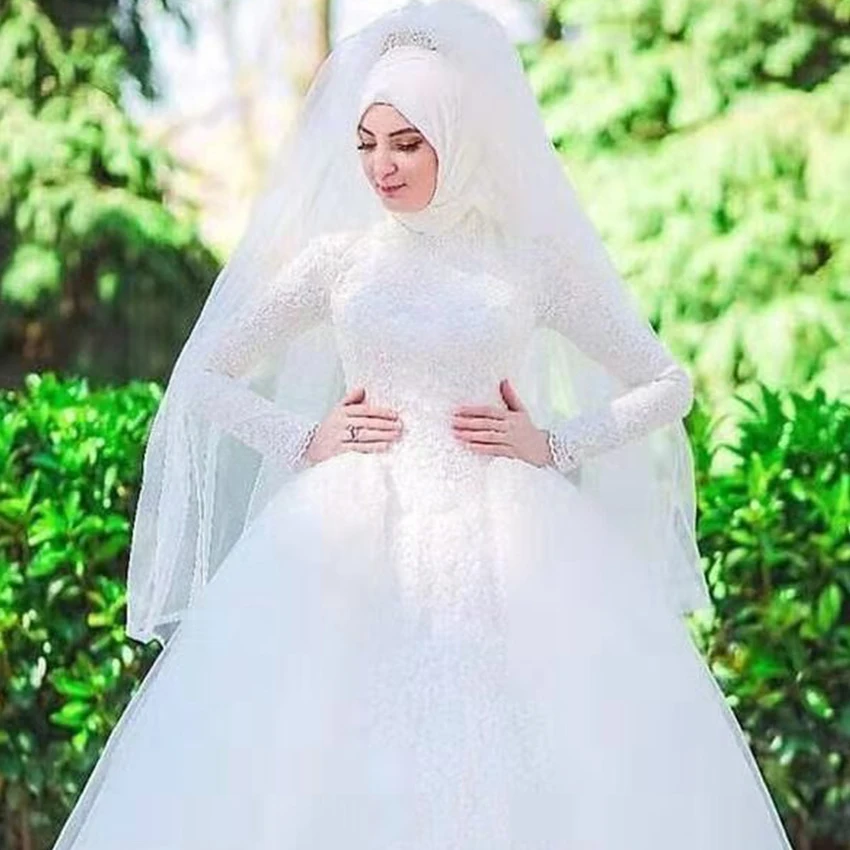 2020 Hijab Long Sleeve Muslim Wedding Dress Colorful Lace Applique Fluffy Sweeping Train Bridal Dress Customizable Color