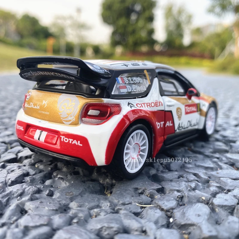 Bburago 1:32 2013 Cittroen DS3 World NO1 WRC rally car model Simulation Alloy Car Model Collect gifts toy