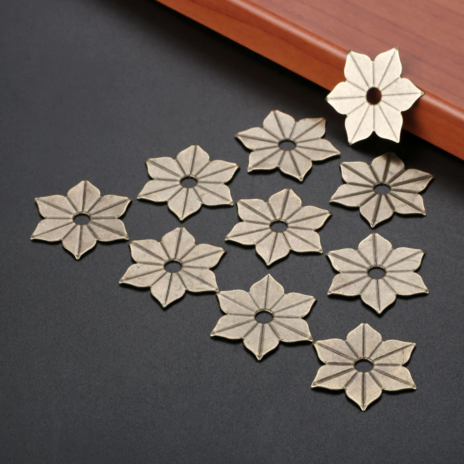 10pcs Old Fashion Bronze Flower Decorative Protectors Corner Brackets Embellishment Scrapbook Wooden Box Upholstery Nails 35mm