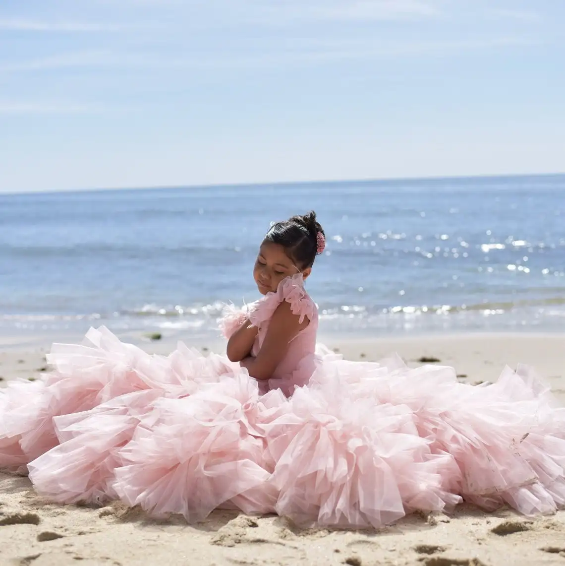 Leuke Roze Baljurk Bloem Meisje Jurken Voor Wedding Kralen Veer Tiered Ruches Peuter Meisjes Pageant Jurk Kinderen Formele Slijtage