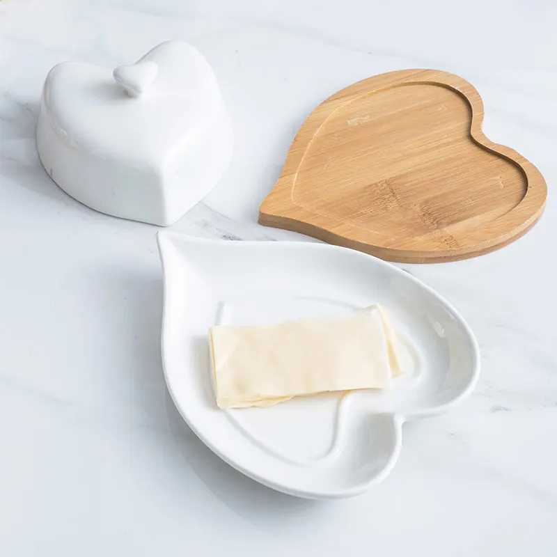 

Heart Shaped White Ceramic Butter Dish With Bamboo Base Porcelain Butter Plate mantegueira масленка для сливочного масла