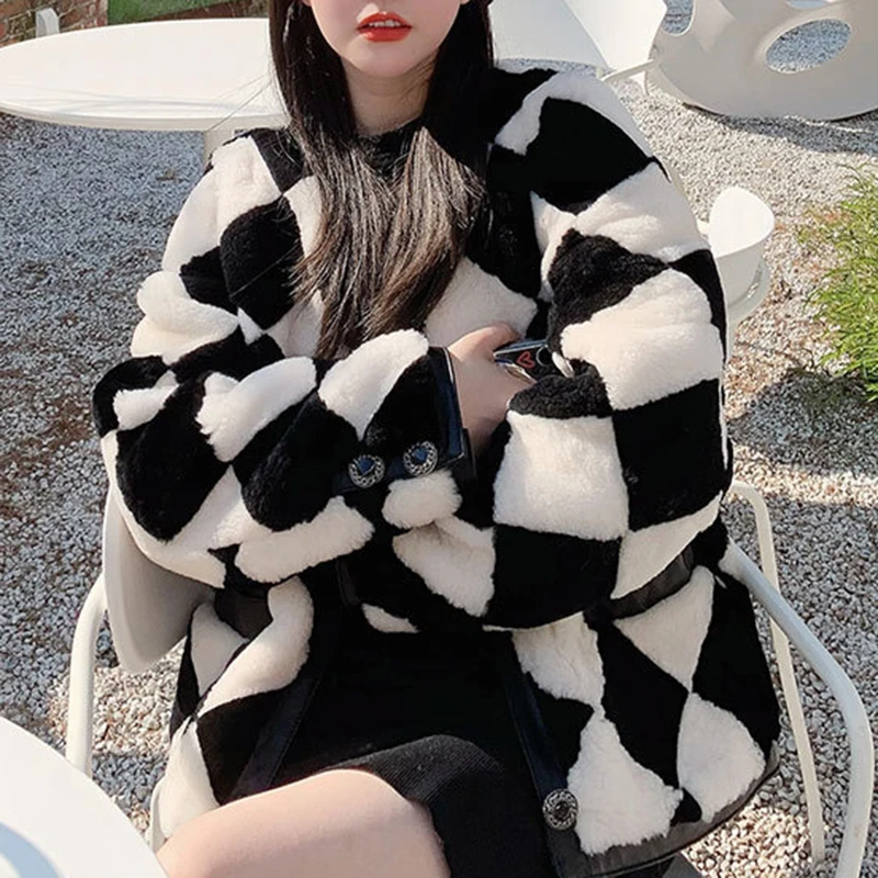 Winter Coats Woman Trend 2024 Fashion Black and White Grid Short O-Neck Loose Shearling Jackets Female Lamb Wool Sheepskin Coat