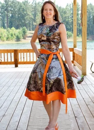 

Custom Made Knee Length Camo Bridesmaid Dresses Camouflage Wedding Party Gowns 2023 Orange Satin Special Occasion Dress