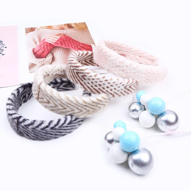 

Bezel Striped Arrow Style Retro Korean Hairbands For Women Ornament Fux Fur Warn Headwear Winter Outdoor Turban Hairhoop Lady