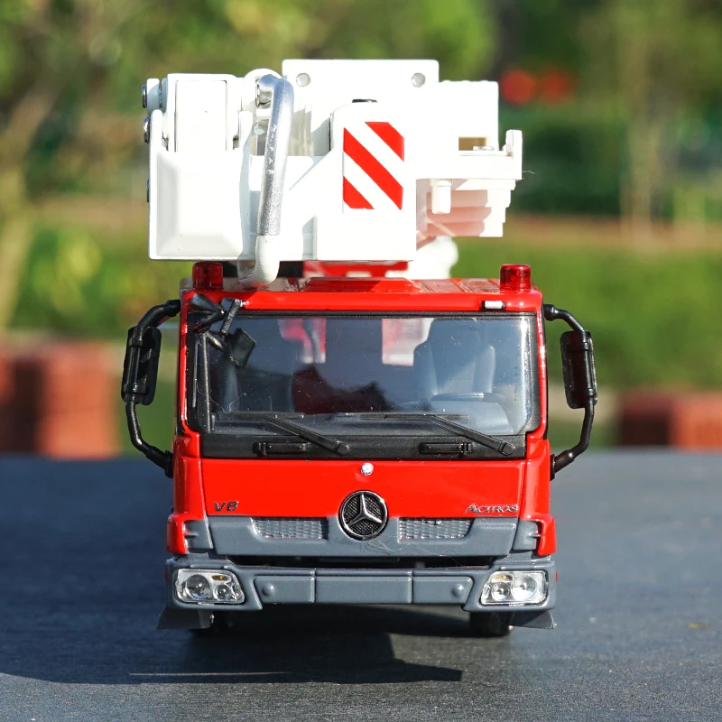 

Collectible Alloy Toy Model 1:50 DG100 Ladder Fire Truck DieCast Vehicle MINIATURE Model For Birthday Gift