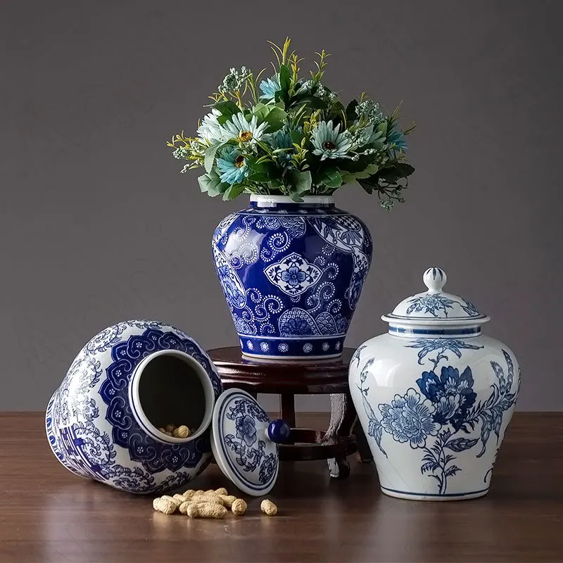 Creative Blue and White Porcelain Vase Chinese Vintage Ceramic Dried Flower Vases with Lid Office Desktop Plant Pots Decorative