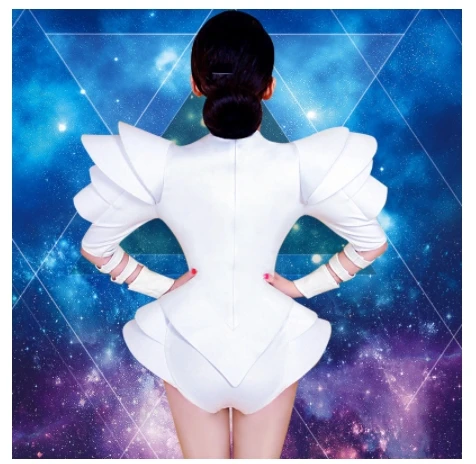 بار Dj الراقصات حجر الراين بذلة بيضاء ارتداءها أزياء رقص الجاز أداء مثير حفلة المغني ملهى ليلي عرض مسرحي