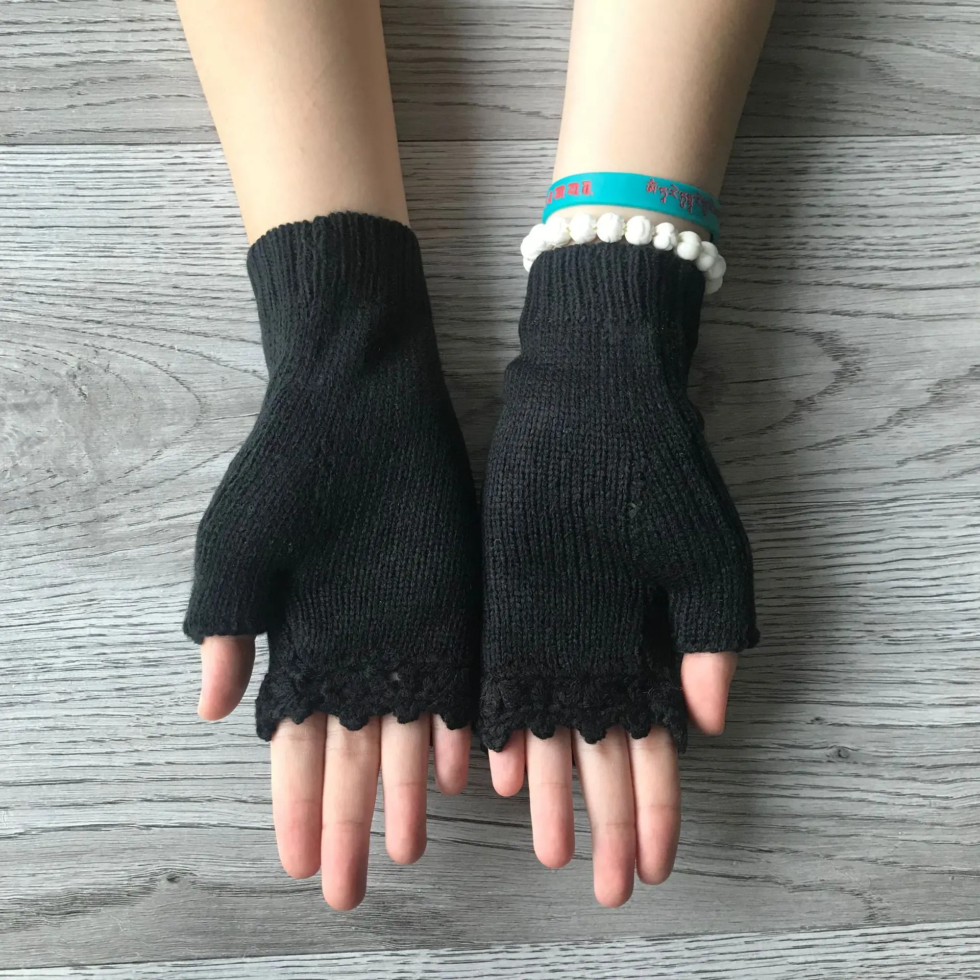 Ins High Quality Mittens Handmade Embroidery Gloves Autumn Winter Bee Floret Women\'s Warm Gloves Wool Knitted Adult Gloves