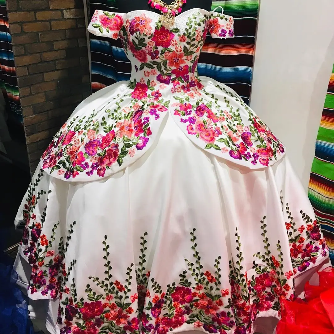 Vestido Floral de satén para fiesta de graduación, traje de quinceañera con bordado hinchado, hombros descubiertos, 15 años, 2019