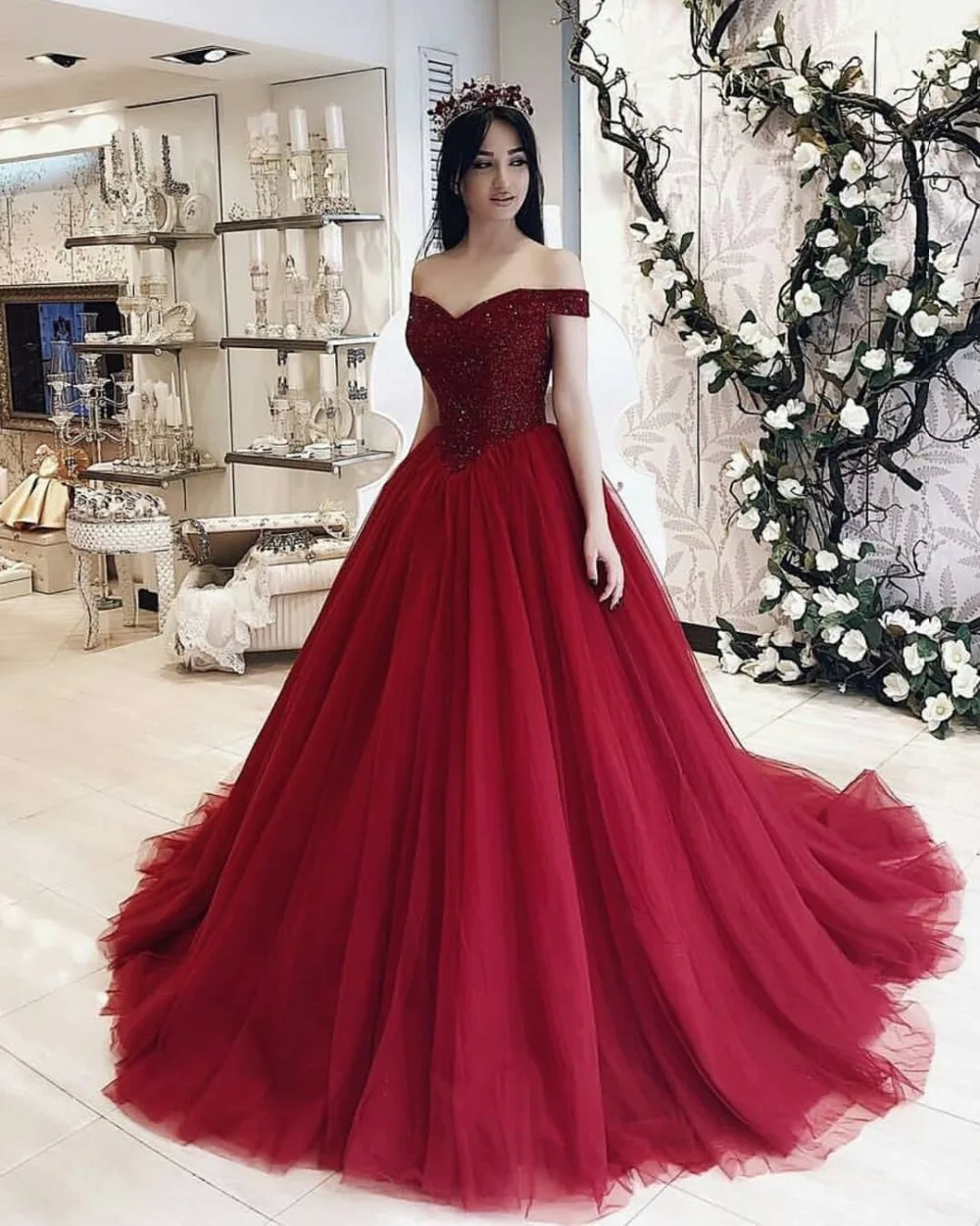 Abito da ballo rosso abiti Quinceanera arabo Dubai Off the Shoulder Top in rilievo borgogna lungo dolce 16 abito 15 anni abiti da compleanno