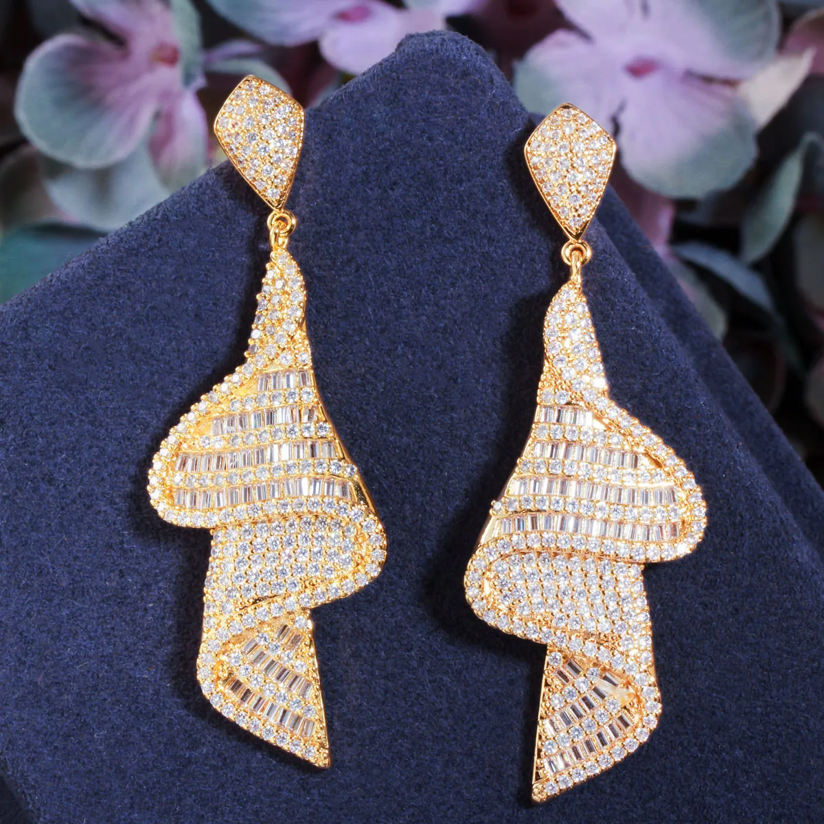 CWWZircons Geometrische Funkelnden Phantasie Weiß Zirkonia Big Lange Tropfen Ohrringe für Frauen Dubai Gold Farbe Braut Schmuck CZ803 – Detail 5