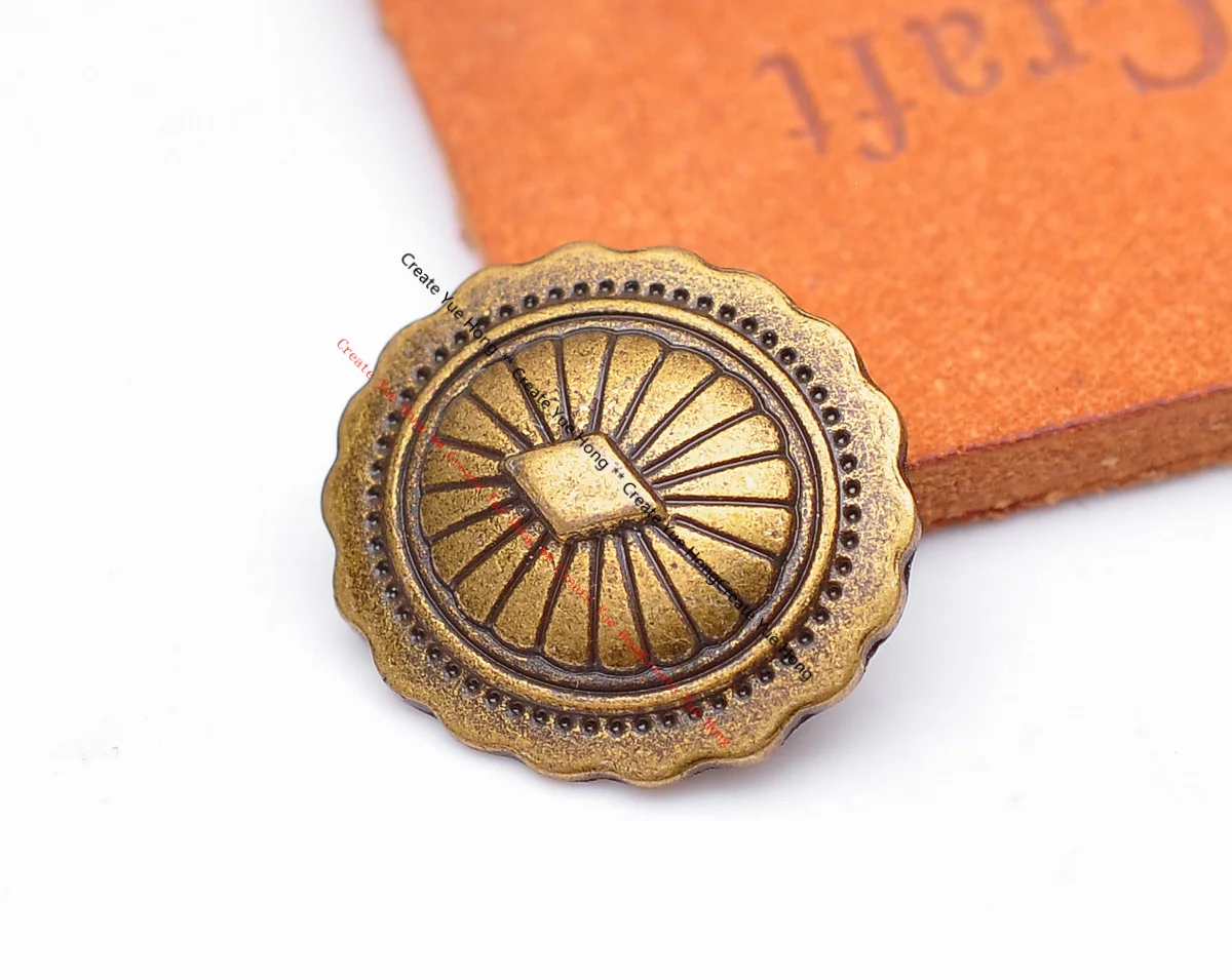 

Лот 30X АНТИЧНЫЙ ЛАТУННЫЙ ТРАДИЦИОННЫЙ УЗВЕТ С ЦВЕТОМ С ГРАВИРОВКОЙ КОЖАНЫМ КРЕПЛЕНИЕМ КРЕПЛЕНИЕМ STUD RIVET CONCHO ДЛЯ КОЖАНСКОЙ СУМКИ