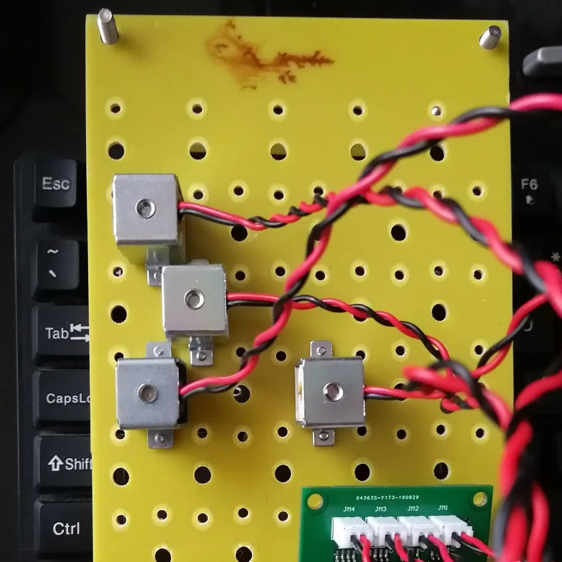 4ช่องทางกายภาพ Clickers อัตโนมัติกดแป้นพิมพ์เชิงกลแขนสำนักงานอิฐแขวนหุ่นยนต์พืช Aging Test